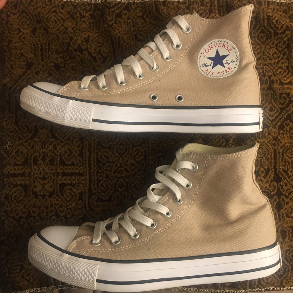 Converse Size Men’s 7/Women’s 9
